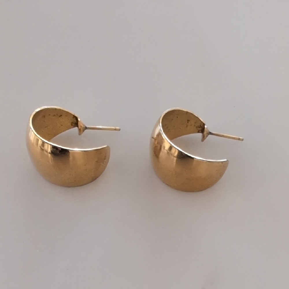 Elegant Gold Hoop Earrings